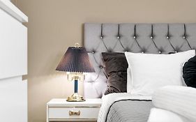 Solsiden Modern Stay: King Beds, Private Entry